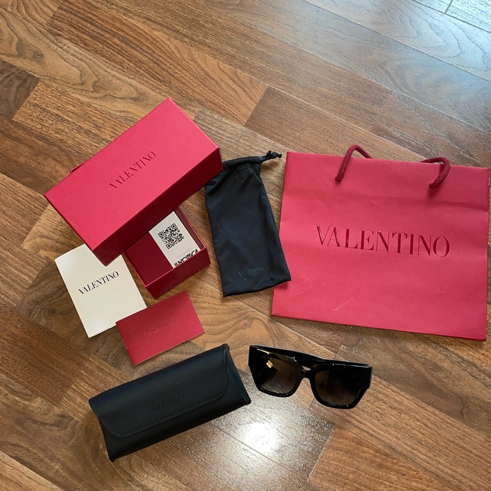 Valentino sunglasses. Black.